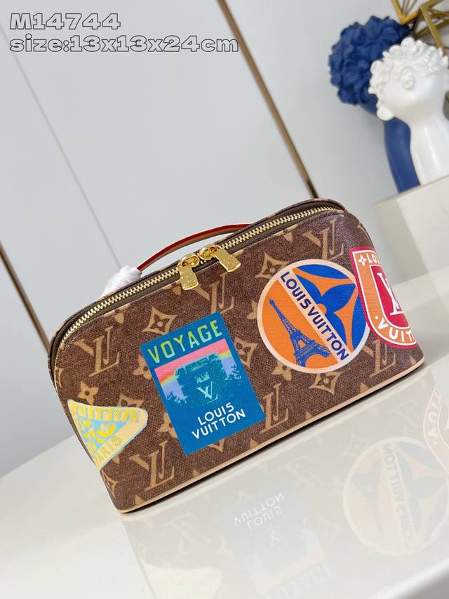 顶级原单 M14744 本款 2 Compartments 盥洗袋为 Monogram 涂层帆布搭配牛皮革饰边，以路易威登旅行贴纸致意上世纪之交的旅行风尚。内隔