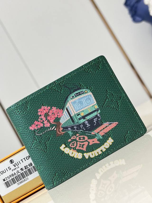 顶级原单 独家实拍 M25986绿 本款 Slender 钱夹取材 Monogram 涂层帆布，搭配生动日式印花。精巧构型设有多重卡位和票据隔层。8.5 X 2
