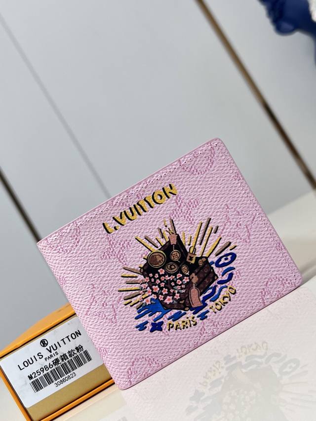 顶级原单 独家实拍 M25986粉 本款 Slender 钱夹取材 Monogram 涂层帆布，搭配生动日式印花。精巧构型设有多重卡位和票据隔层。8.5 X 2