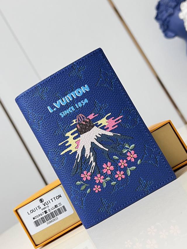 顶级原单 独家实拍 M25967蓝 本款护照套于 Monogram 帆布表面绘上生动日式印花。内设多重卡位和票据贴袋。14 X 2.5 X 10 厘米 高 X