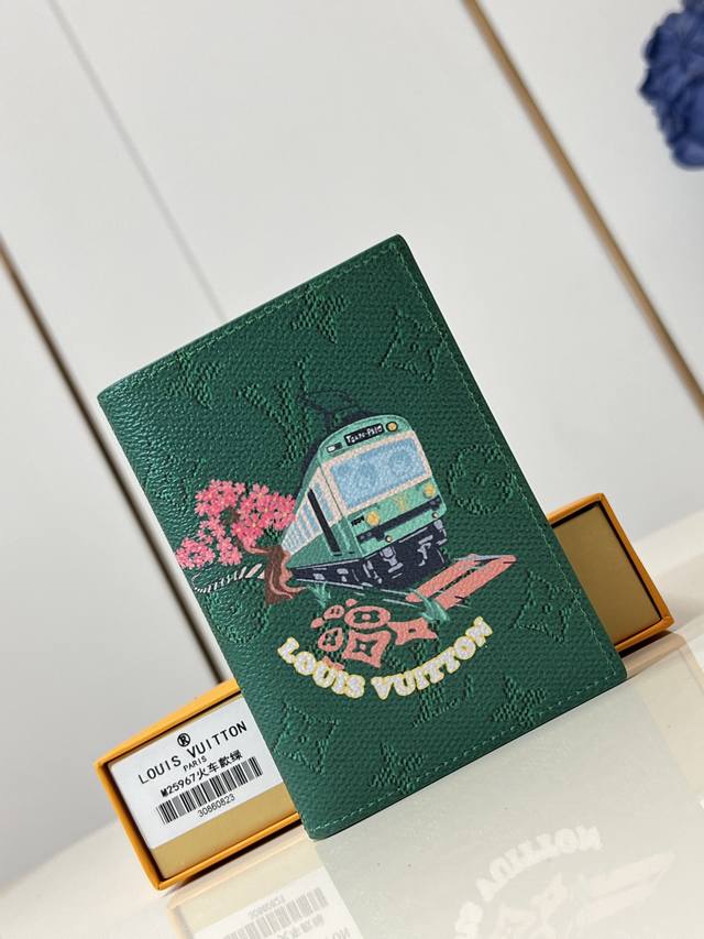 顶级原单 独家实拍 M25967绿 M26293 本款护照套于 Monogram 帆布表面绘上生动日式印花。内设多重卡位和票据贴袋。14 X 2.5 X 10