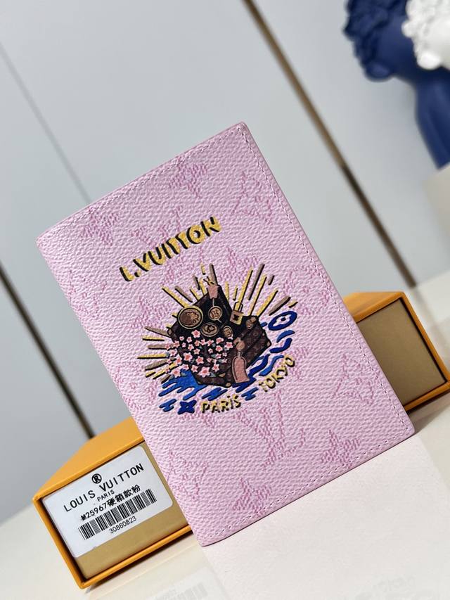 顶级原单 独家实拍 M25967粉 M25968 本款护照套于 Monogram 帆布表面绘上生动日式印花。内设多重卡位和票据贴袋。14 X 2.5 X 10