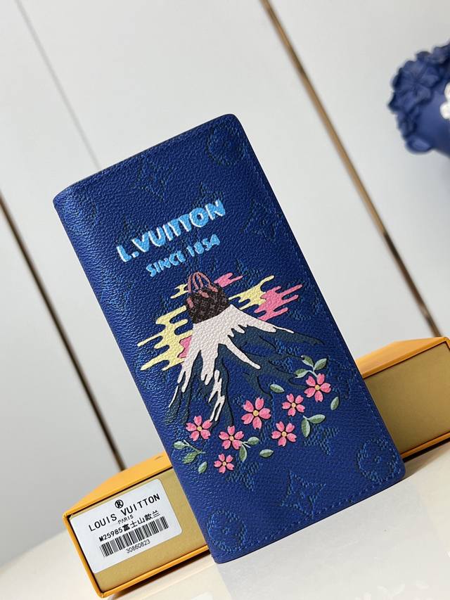 顶级原单 独家实拍 M25985蓝 本款 Brazza 钱夹为 Monogram 帆布描绘活力盎然的和风图案。经典纤长构型囊括口袋、卡片夹层与拉链零钱隔层。19
