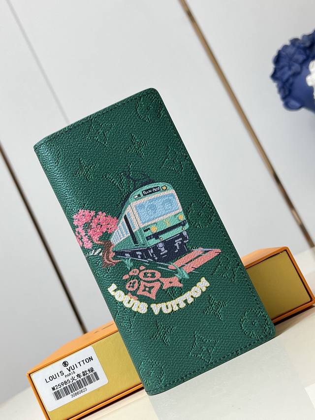 顶级原单 独家实拍 M25985绿 本款 Brazza 钱夹为 Monogram 帆布描绘活力盎然的和风图案。经典纤长构型囊括口袋、卡片夹层与拉链零钱隔层。19