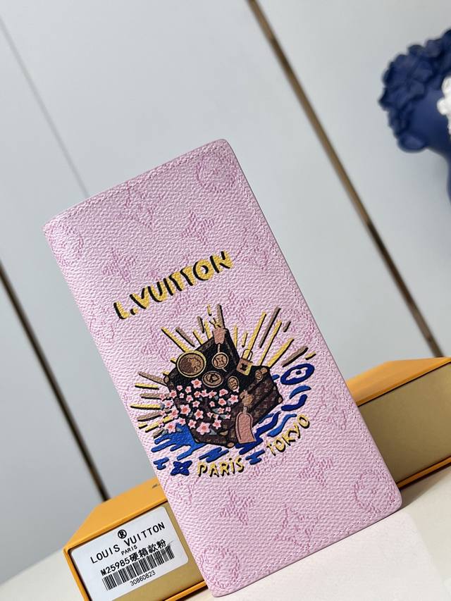 顶级原单 独家实拍 M25985粉 本款 Brazza 钱夹为 Monogram 帆布描绘活力盎然的和风图案。经典纤长构型囊括口袋、卡片夹层与拉链零钱隔层。19