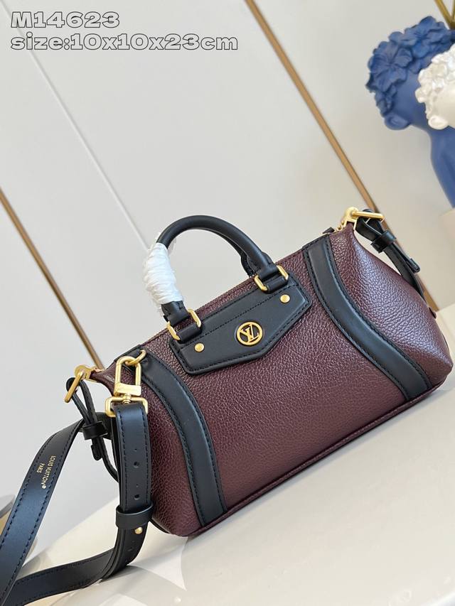 顶级原单 独家实拍 M14623深棕 本款 Nano Lv Rider 手袋出自 2025 春夏系列，为像素化粒面羊皮革融入光滑牛皮革元素，再以 Lv Circ