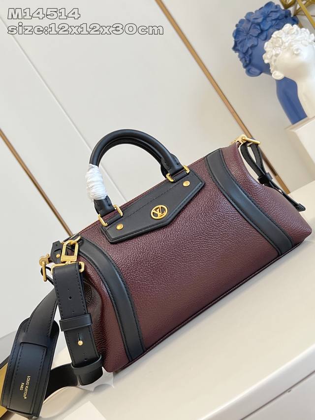 顶级原单 独家实拍 M14514深棕 本款 Lv Biker 小号手袋瞩目亮相 2025 春夏秀场，以像素效果粒面羊皮革演绎 Nicolas GhesqièRe