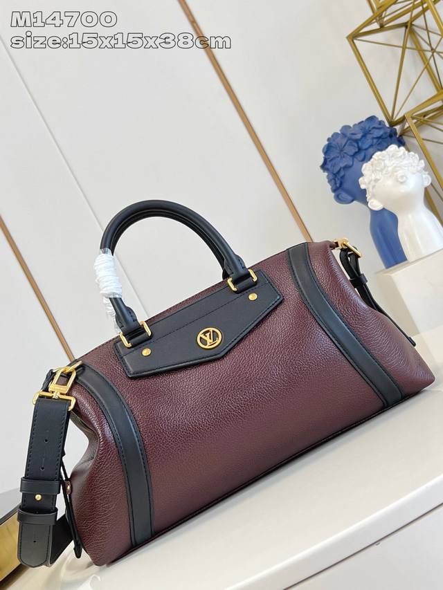 顶级原单 独家实拍 M14700深棕 本款 Lv Biker 中号手袋瞩目亮相 2025 春夏秀场，以经典机车夹克灵感展现 Nicolas GhesquièRe