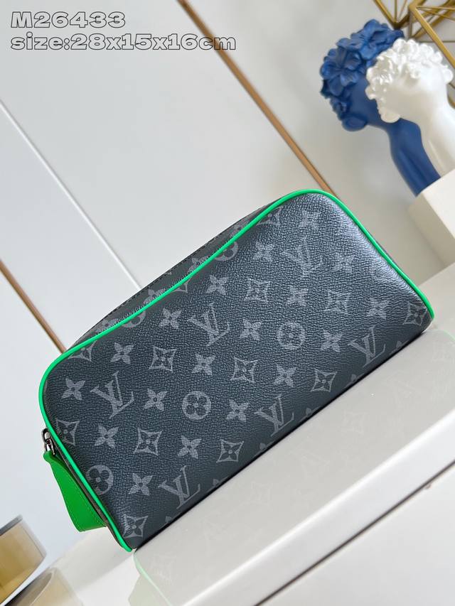 顶级原单 独家实拍 M26433绿 本款 Dopp Kit 盥洗袋选用 Monogram Eclipse 帆布，为 Monogram 爱好者带来内敛之选。充裕空
