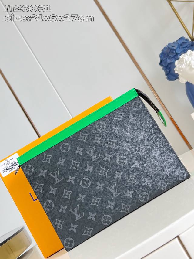 顶级原单 独家实拍 M26031绿 Pochette Voyage 中号手拿包取材 Monogram Eclipse 涂层帆布,以明丽皮革饰边传递动感气息。卡片 顶级原单 独家实拍 M26031绿 Pochette Voyage 中号手拿包取材 Monogram Eclipse 涂层帆布,以明丽皮革饰边传递动感气息。卡片