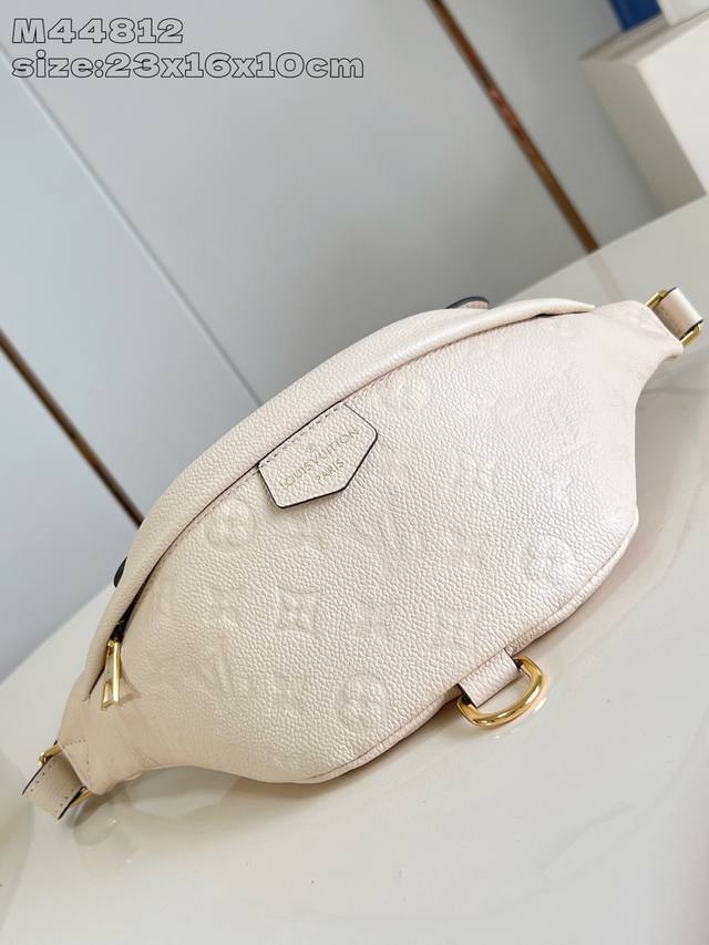 顶级原单 M44812白压花 路易威登推出经典 Bumbag 腰包的小号版本。柔软的 Monogram Empreinte 皮革浮现 Monogram 压纹图案 顶级原单 M44812白压花 路易威登推出经典 Bumbag 腰包的小号版本。柔软的 Monogram Empreinte 皮革浮现 Monogram 压纹图案