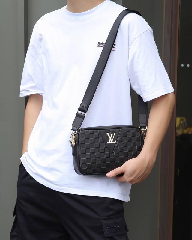 所见即所得 P，款号Fh一5010，最新，最火爆，最多功能，最实用的一款男式时尚包，内格有拉链，有多个卡位，收纳空间足够，设计闭合开口处宽，方便收纳物件，一款能