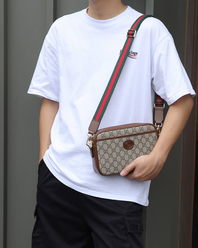 所见即所得 P，款号Fh一5004，最新，最火爆，最多功能，最实用的一款男式时尚包，内格有拉链，有多个卡位，收纳空间足够，设计闭合开口处宽，方便收纳物件，一款能