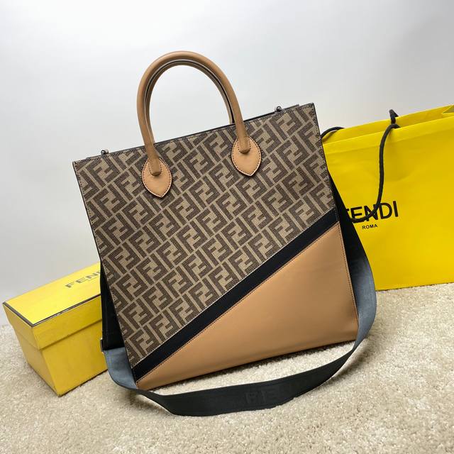 原单品质 独家正品开发，百分百头层牛皮，大容量手提袋，首选公文包，包身走线工整，每个细节都是精雕细琢，复古老花土黄皮搭配黑色皮，简单又时尚，内部设有拉链口袋，配