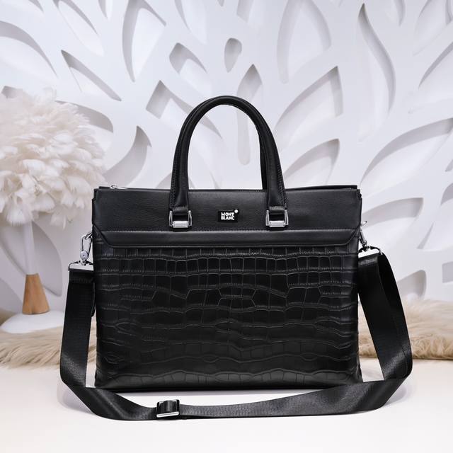 万宝龙-最新款男士公文包采用牛皮鳄鱼纹制作 皮质柔软 手感超赞 多隔层大容量 独特设计足以彰显其奢华感 高端大气上档次 百搭单品尺寸：39.29.8Cm