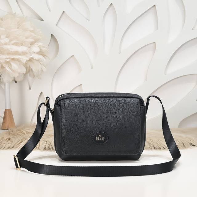 Gucci-古奇最新款男士斜挎包采用进口小牛皮 皮质柔软 手感超赞 做工精致 高贵五金 细节完美 时尚休闲百搭 质量与质感都能衬托出你独特的品味尺寸：26.22