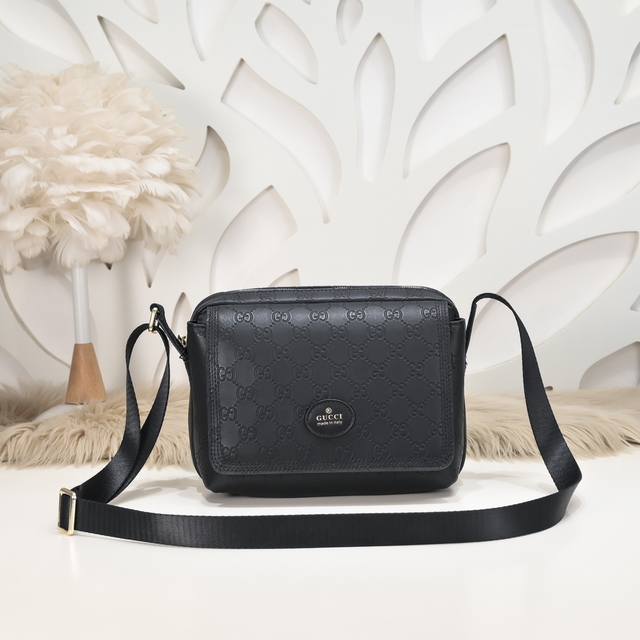 Gucci-古奇最新款男士斜挎包采用进口小牛皮 皮质柔软 压花款 手感超赞 做工精致 高贵五金 细节完美 时尚休闲百搭 质量与质感都能衬托出你独特的品味尺寸：2