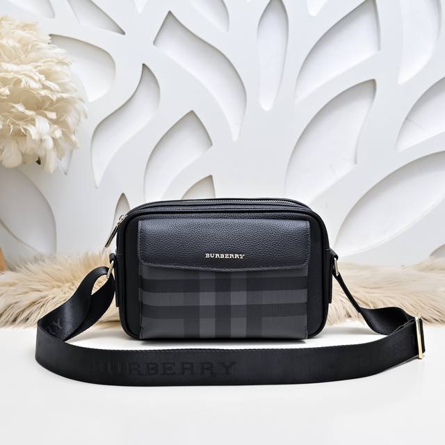 Burberry-巴宝莉最新款男士斜挎包采用进口小牛皮 皮质柔软 手感超赞 版型超正 做工精致 细节完美 时尚休闲百搭 质量与质感都能衬托出你独特的品味 出街帅