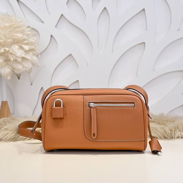 Hermes-爱马仕最新款男士斜挎包 单肩包采用顶级小牛皮 高贵五金拉链头 皮质柔软 手感超赞 做工精细 休闲实用 版型非常舒适 高品质尺寸:28.16.14C Hermes-爱马仕最新款男士斜挎包 单肩包采用顶级小牛皮 高贵五金拉链头 皮质柔软 手感超赞 做工精细 休闲实用 版型非常舒适 高品质尺寸:28.16.14C