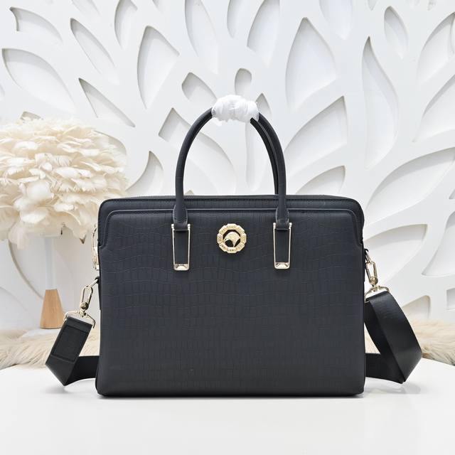 Stefano Ricci-史蒂芬 专柜最新款男士公文包采用进口小牛皮制作 皮质柔软 纹路清晰可见 手感超赞 高贵五金 时尚鹰头金标 质量看得见 高档大气上档次