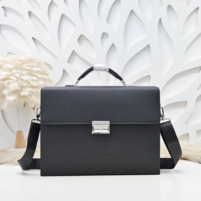 Lv-男士最新款公文包 手提包采用进口小牛皮 皮质柔软 手感超赞 做工精致 高贵五金 配置密码 时尚休闲百搭 质量与质感都能衬托出你独特的品味尺寸：38.28.