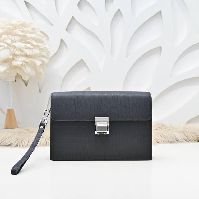 Lv-男士最新款手拿包采用进口小牛皮 皮质柔软 手感超赞 做工精致 高贵五金 配置密码 时尚休闲百搭 质量与质感都能衬托出你独特的品味尺寸：26.17.6Cm