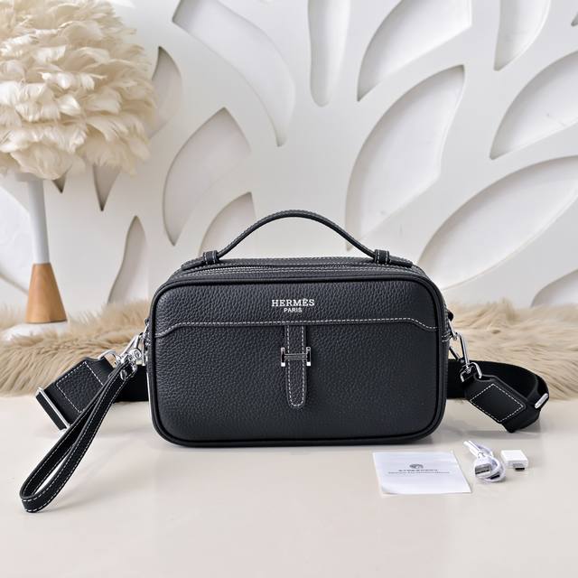 Hermes-爱马仕最新款男士斜挎包 单肩包采用顶级小牛皮 高贵五金拉链头 皮质柔软 手感超赞 做工精细 休闲实用 版型非常舒适 高品质尺寸:25.15.10C Hermes-爱马仕最新款男士斜挎包 单肩包采用顶级小牛皮 高贵五金拉链头 皮质柔软 手感超赞 做工精细 休闲实用 版型非常舒适 高品质尺寸:25.15.10C