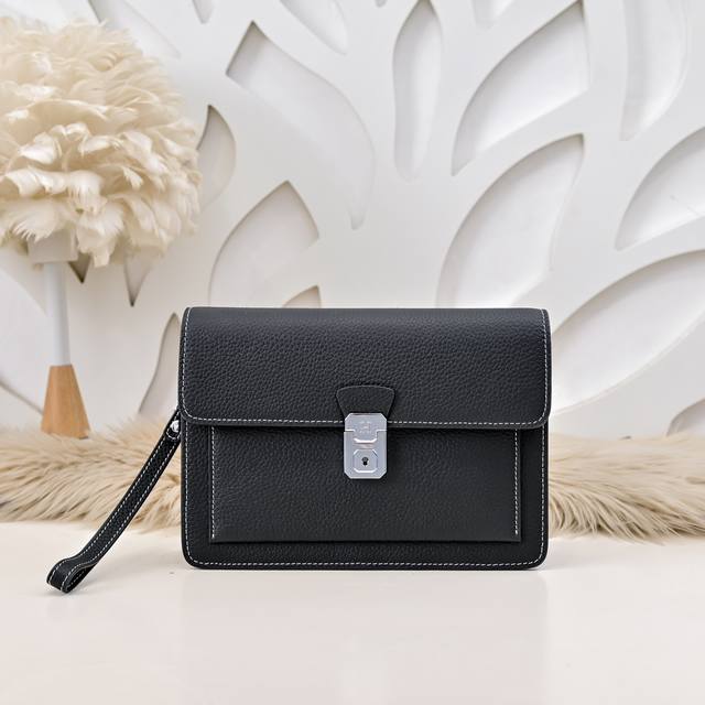 Hermes-爱马仕最新款男士手包采用顶级小牛皮 高贵五金拉链头 皮质柔软 手感超赞 做工精细 休闲实用 版型非常舒适 高品质尺寸:25.17.6Cm Hermes-爱马仕最新款男士手包采用顶级小牛皮 高贵五金拉链头 皮质柔软 手感超赞 做工精细 休闲实用 版型非常舒适 高品质尺寸:25.17.6Cm