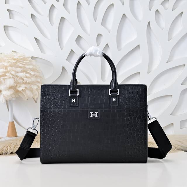 Hermes-爱马仕最新款男士公文包采用顶级小牛皮 高贵五金拉链头 皮质柔软 手感超赞 做工精细 休闲实用 版型非常舒适 高品质尺寸：38.28.7Cm