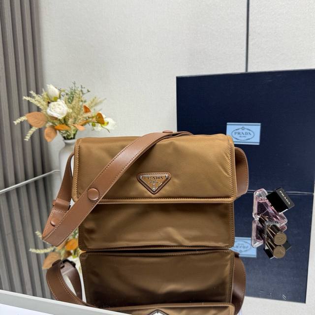 原单 2025春季新款小号尼龙单肩包1Bd313混搭理念贯穿于Prada的叙事语言中，藉由材质、廓形和功能之间别样的趣味组合，诠释出充满创意的设计。这款翻盖式单