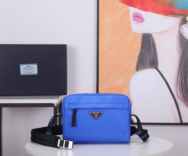 经典新款2Vh047 到货原单货采用进口尼龙材质，Saffiano皮革装饰，抛光钢表面金属配件，可调节的织物肩带，外面珐琅三角形徽标，内部徽标标识，顶部拉链封口