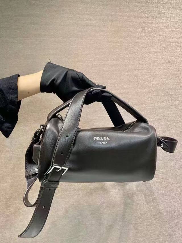 新款波士顿2Vh188仿旧皮這款波士顿手袋時尚小巧，設計靈感取自復古設計及細節，納帕軟皮採用仿舊效果，使配飾呈現柔軟獨特外型，更綴以金屬字母標誌。配有一条可拆卸