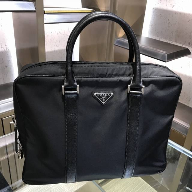 Prada 原单品质 原厂降落伞布 Prada 2Ve872 最新款 质感柔软 暗纹Logo标志性内里 175代工码 尺寸 36*28*9 男士休闲 时尚 出差