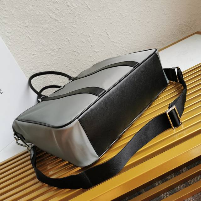 顶级原单独家首发2Vg034， 年最新款购物袋这款尼龙托特包呈现极简主义设计风格，流露摩登气息。采用进口尼龙布料和Saffiano十字纹牛皮组合成，手袋配有一条