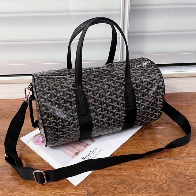 Goyard Barrel 运动旅行袋 40公分的尺寸更适合日常使用，可以当健身包、短途小旅行的完美伙伴。双拉链设计使用更方便。侧面多了一个手柄增加手提功能。包