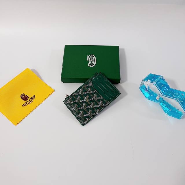 戈雅Bourbon 拉链卡夹兼具轻便性和功能性，设有 3 个卡槽、一个贴袋和一个拉链口袋，可安全存放零钱。其紧凑的形状使其可以轻松放入口袋或包中款号:98223