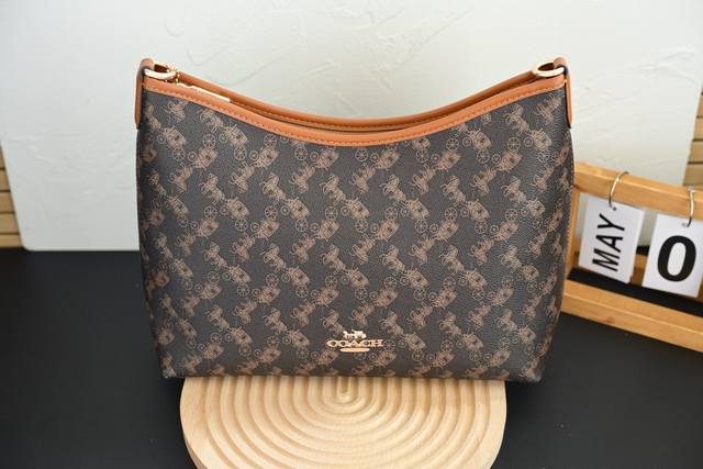 Coa*H蔻家Cbl85 2025五月新款马车印花腋下包Laurela单肩斜跨手提流浪包 款号：尺寸：28-18-11Cm。