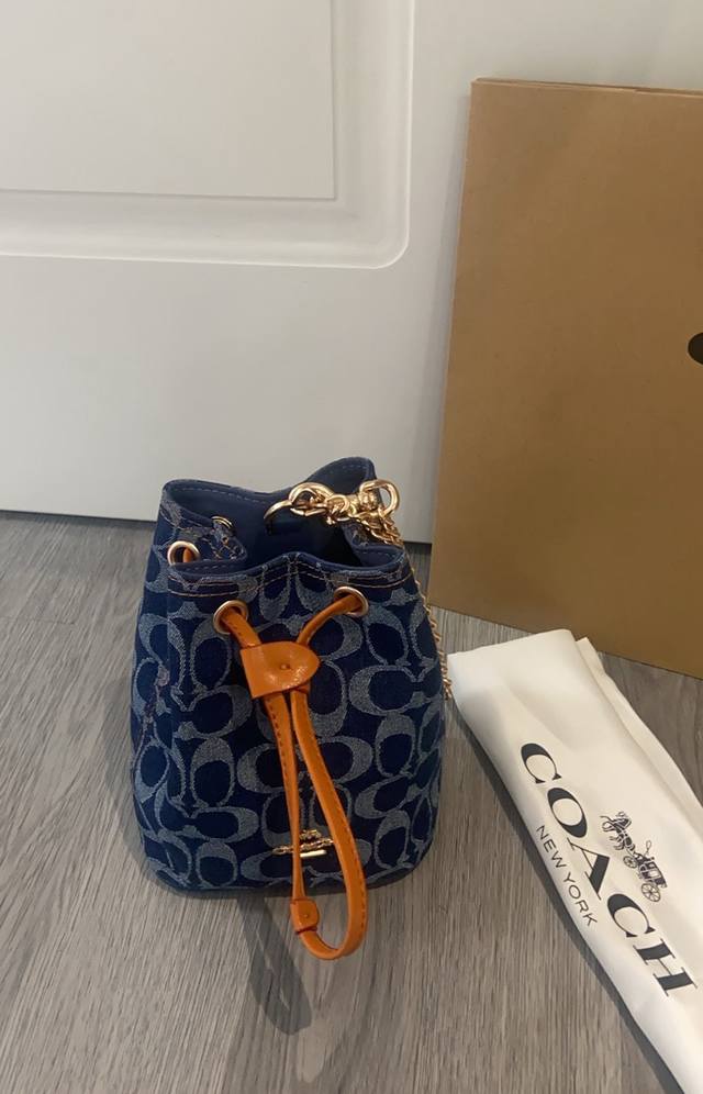 Coa*H迷你香布雷配色超级爱 Cz028 Cz031 2025最新款Drawstring拉绳迷你水桶包，牛仔蓝丹宁香布雷配色超级.可手提手拧，尺寸约:16*1