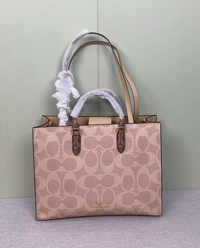 12月新品Cy677 Maggie Tote简洁外观,中间有两条肩带 轻松容纳玩转出型,风格从容切换可单肩 可手拎内置拉链袋 36.5Cm*28Cm*14Cm 12月新品Cy677 Maggie Tote简洁外观,中间有两条肩带 轻松容纳玩转出型,风格从容切换可单肩 可手拎内置拉链袋 36.5Cm*28Cm*14Cm