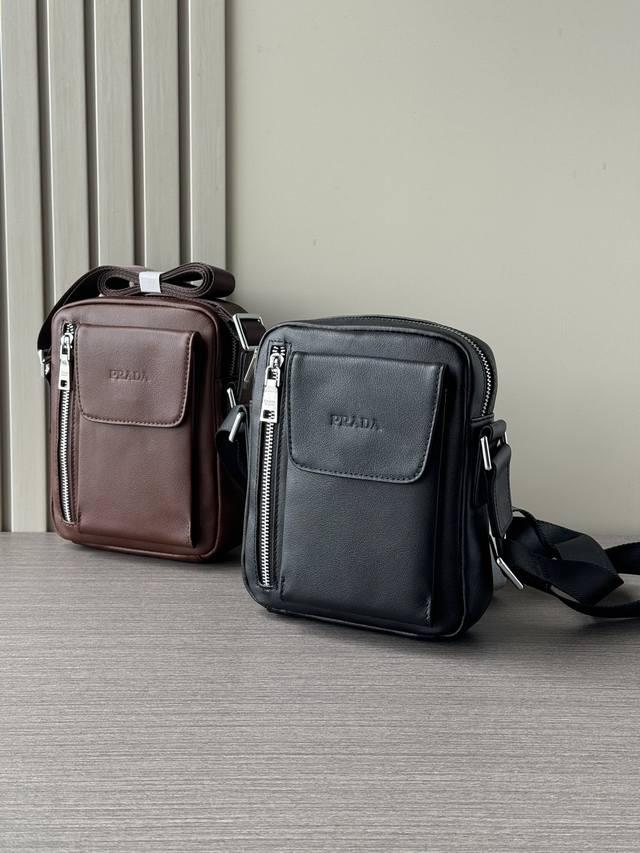 顶级专柜老鼠高端狠货2025最新火爆款普拉达小斜挎手机包大量出货啦,叫嚣专柜货顶级原单货纸上谈兵吹牛皮的咱不会，请让狠货说话。款式可以复制抄袭，材料做工骗不了懂