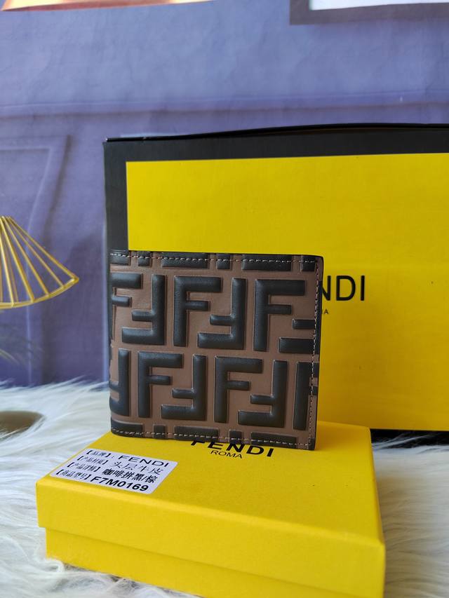 F7Mo169咖啡压花，男士皮夹带有八个内部卡槽和两个支票夹层，饰有Ff图案，黑色皮革籿里，尺寸10.5Cmx9.6Cmx1.5Cm