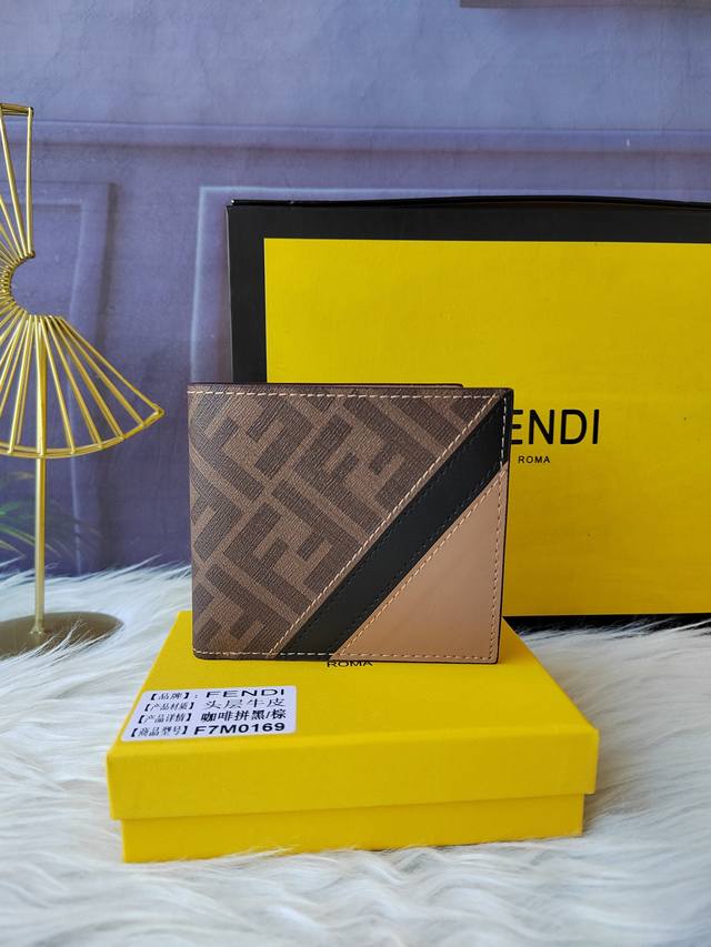 F7Mo169咖啡配黑棕色，男士皮夹带有八个内部卡槽和两个支票夹层，饰有Ff图案，灰色皮革籿里，尺寸10.5Cmx9.6Cmx1.5Cm