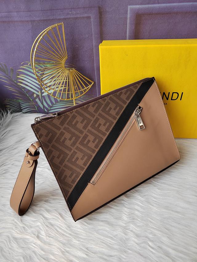 款号F7Va491面料咖啡配黑棕色，手拿包搭配可拆式链条提手，内有卡片套，正面配搭带拉链的斜对角口袋，拉链开合。尺寸27Cm－20Cm－6Cm