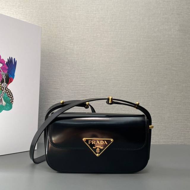 顶级原单 专柜新款空姐包1Bd339光皮到货啦这款一眼相中复古又高级的包包，采用进口平纹牛皮＋独特三角标，长肩带可调节，又可单肩和斜挎，满满的高级感！背上身秒变