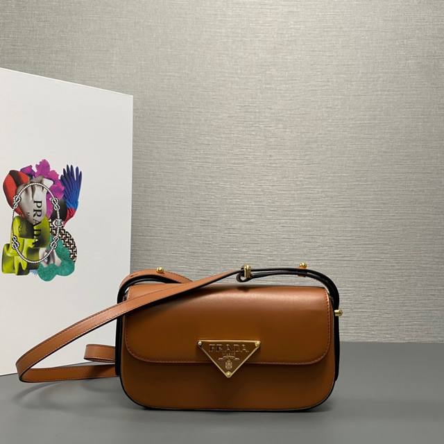 顶级原单 专柜新款空姐包1Bd339平纹到货啦这款一眼相中复古又高级的包包，采用进口平纹牛皮＋独特三角标，长肩带可调节，又可单肩和斜挎，满满的高级感！背上身秒变