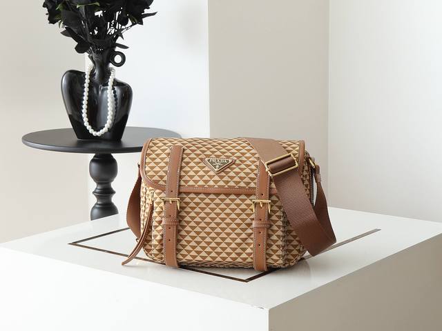 原单货新款Symbole1Bd383邮差包这款邮差包采用织物印花尼龙面料，配十字纹牛皮。颜色吸睛夺目，包包上的印花由经典三角形组成，很耐看哟，空间大。真太太美了