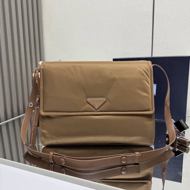 顶级原单 新品首发Pradacini系列1Bd256大号超级百搭好看时髦潮人一定要买它！这款单肩包选用Re-Nylon再生尼龙材质打造。可持续材质的应用象征Pr