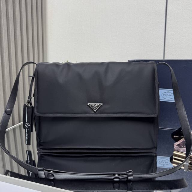 原单 爆款邮差包 1Bc2082个包组合成,1包两用多种背法采用进口尼龙元素 简单的最新三角标装饰,整体低调奢华又百搭,通勤包型可休闲可盐 ,背面连结合成的包可 原单 爆款邮差包 1Bc2082个包组合成,1包两用多种背法采用进口尼龙元素 简单的最新三角标装饰,整体低调奢华又百搭,通勤包型可休闲可盐 ,背面连结合成的包可