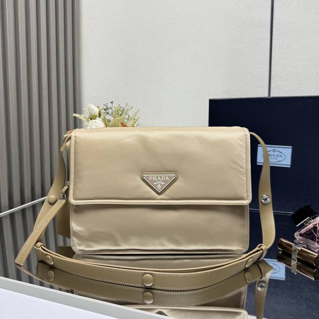 原单 新品首发爆款邮差包1Bd255中号，这款单肩包甄独特加衬尼龙打造，并配有皮革肩带和背面口袋，金属配件赋予一抹亮色，整体低调奢华又百搭，唯一不同之处不可拆卸