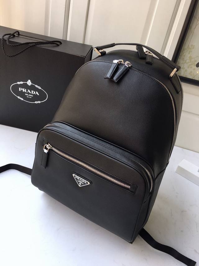 独家首发最新双肩背包2Vz032原单货采用进口Saffiano皮革材质，金属五金配件，两条背带式皮革背带一条皮革提手，背面口袋，又可以插在拉杆箱上带双向拉链，两